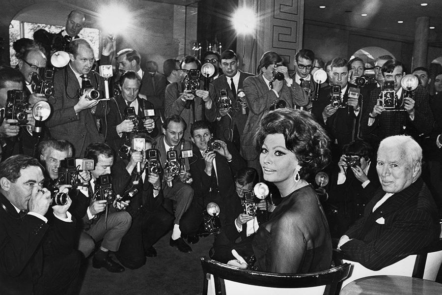 Софи Лорен и Чарли Чаплин на пресс-приеме в отеле &laquo;Савой&raquo; перед началом работы над фильмом &laquo;Графиня из Гонконга&raquo;, Лондон, 1 ноября 1965 года