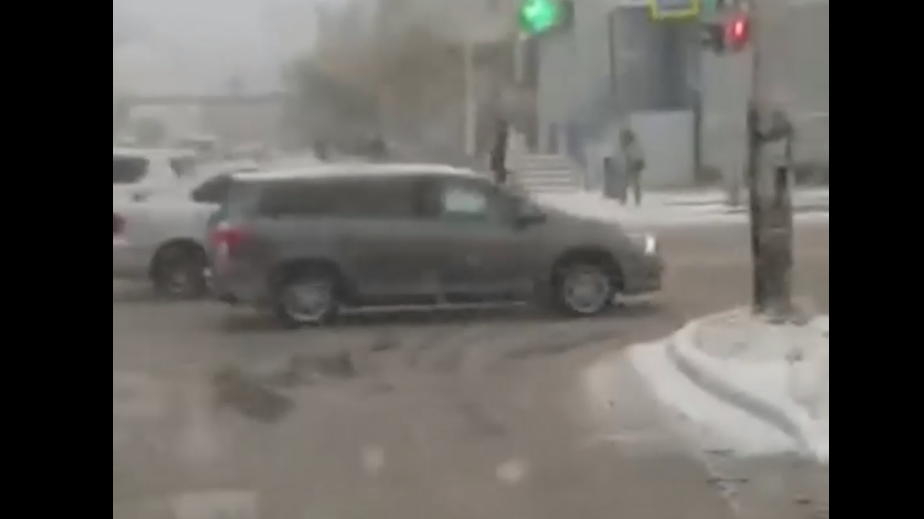 В Якутске выпал снег. Видео