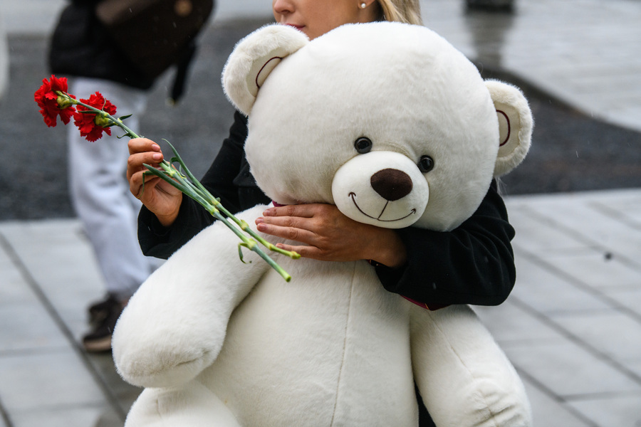 Стихийный мемориал на месте гибели в ДТП двух девочек, которых сбил пьяный водитель, Ревда, 8 октября 2025 года