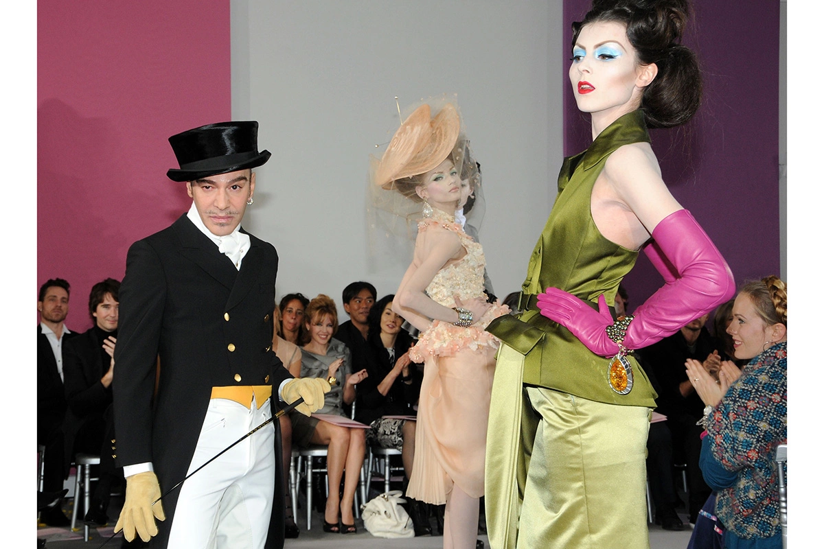 Джон Гальяно во время показа Dior в 2010 году