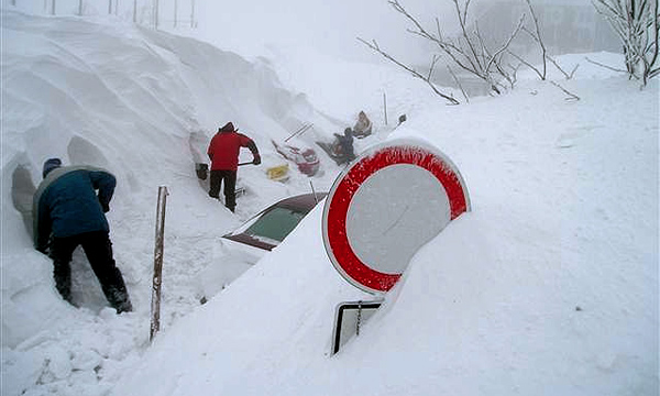 Снегопад парализовал движение в Латвии