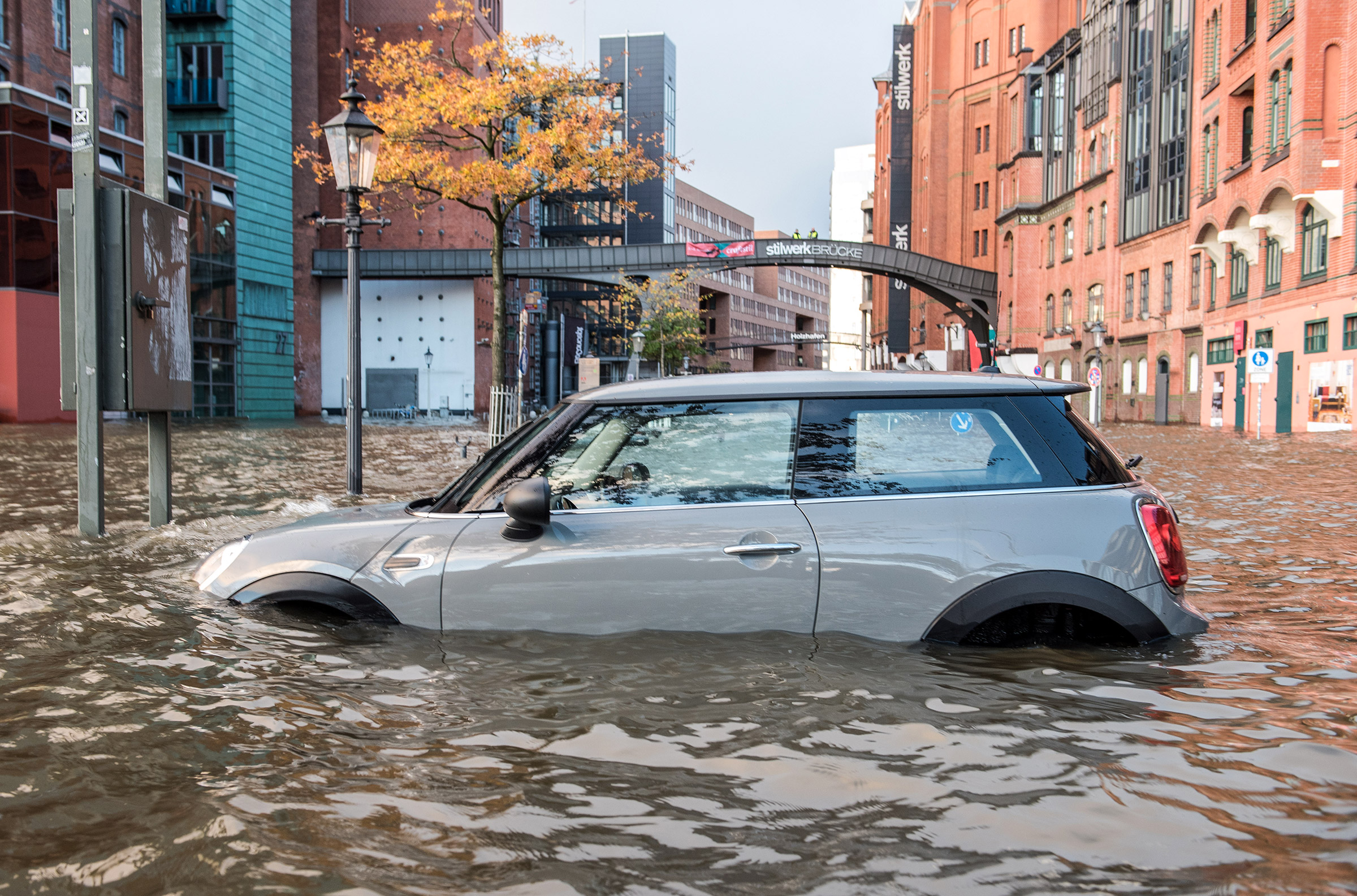 Вода на улицах Гамбурга затопила припаркованные автомобили в районе Рыбного рынка
