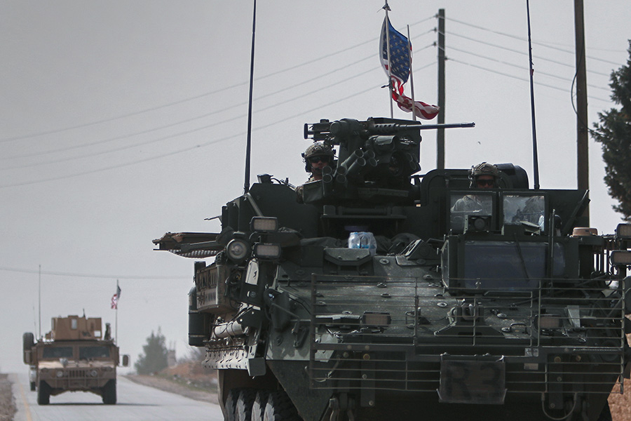 Американские военные машины едут к северу от города Манбидж