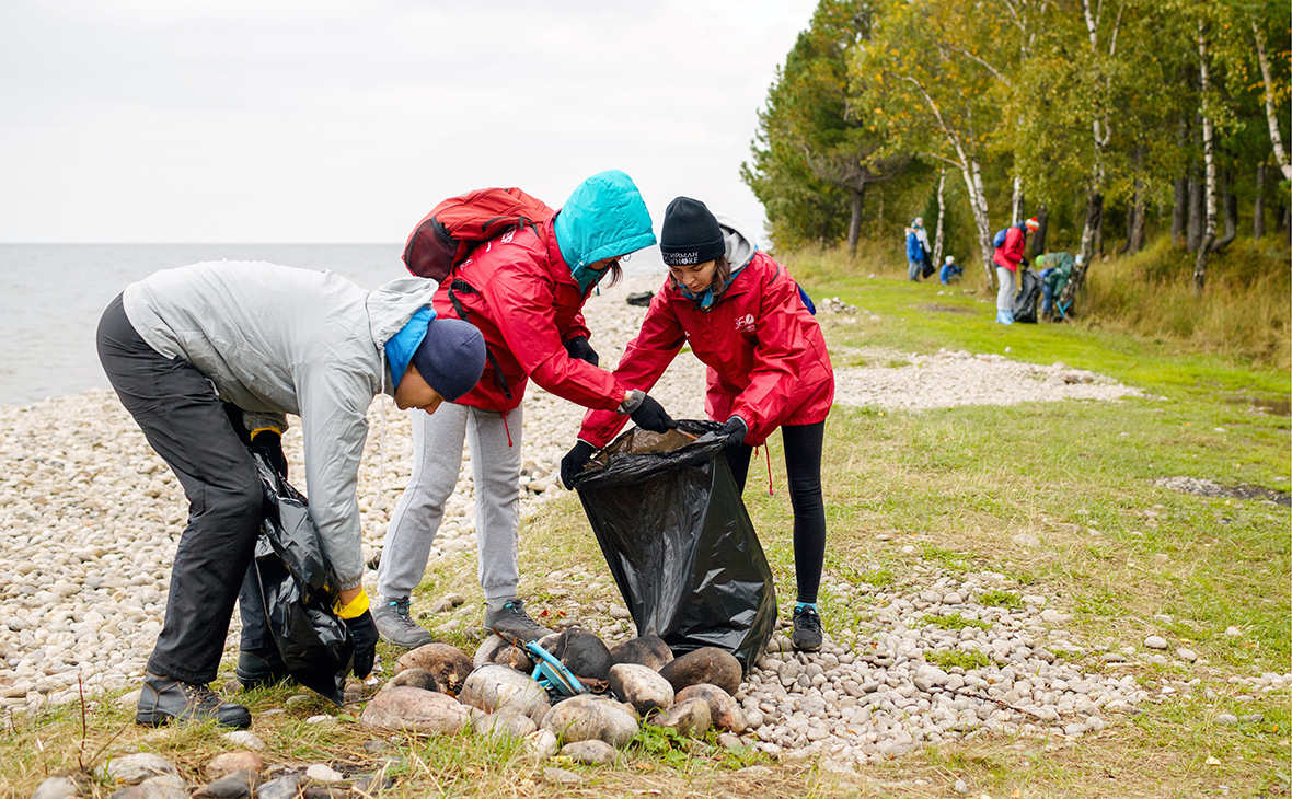 Волонтеры на берегу озера Байкал