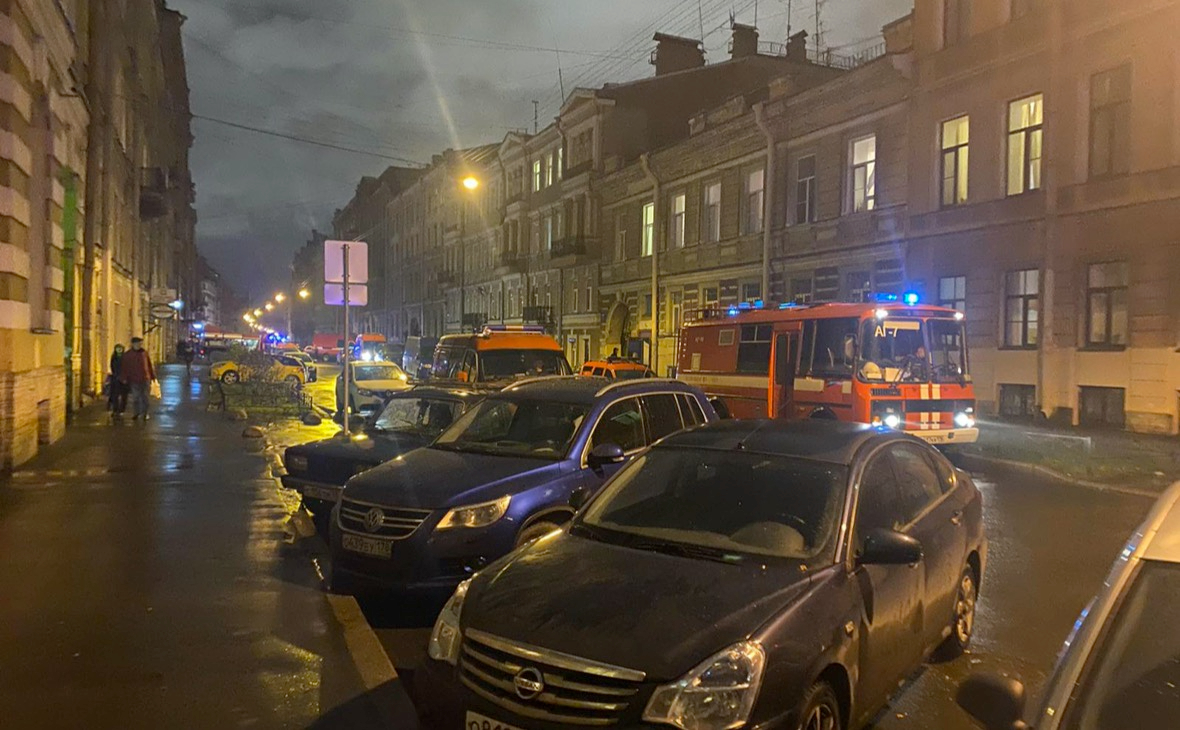 В центре Петербурга загорелось здание бывшей больницы