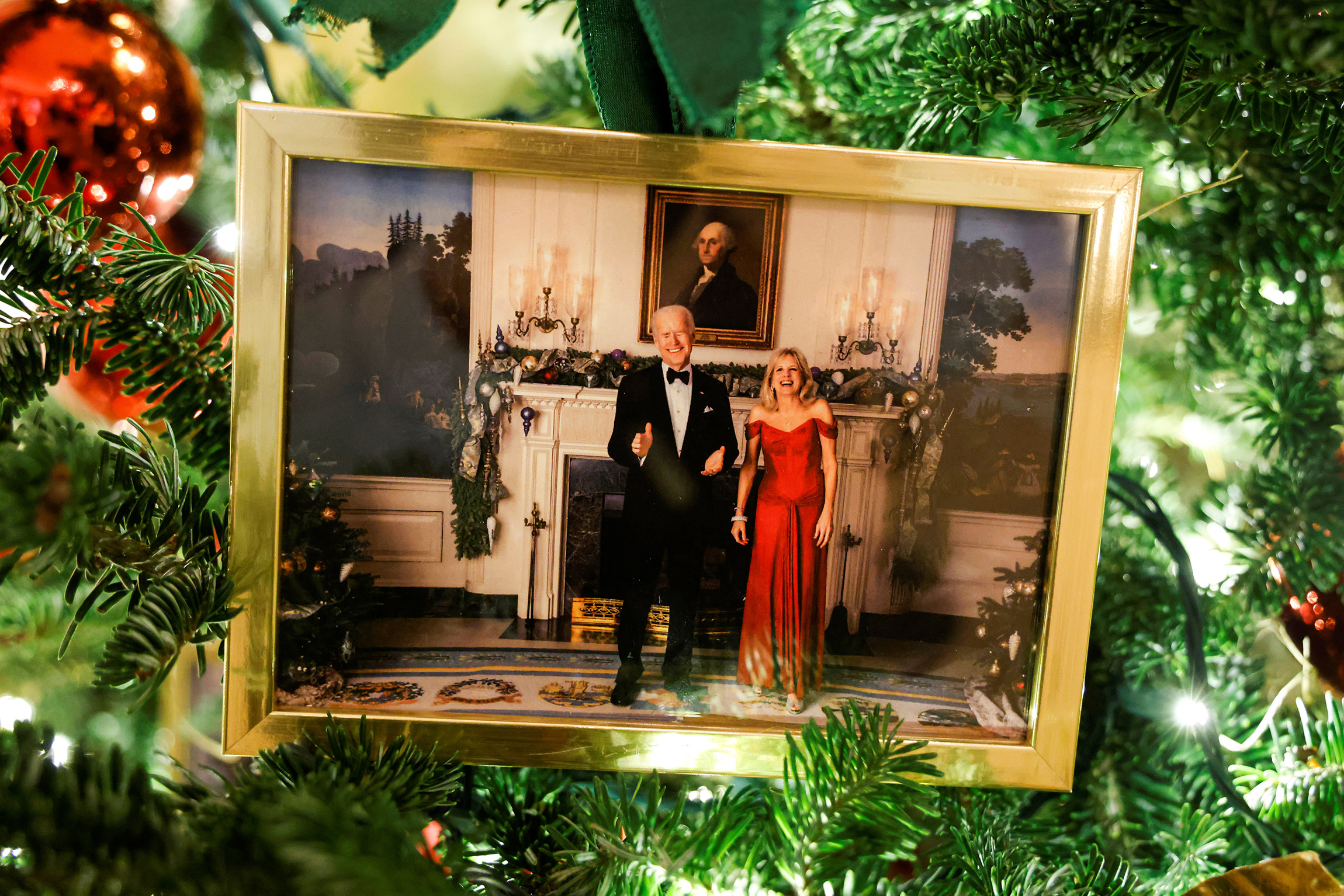 Рождественская ель в обеденной комнате, декорированная портретами президентов США и их семей. На снимке: Джо и Джилл Байден