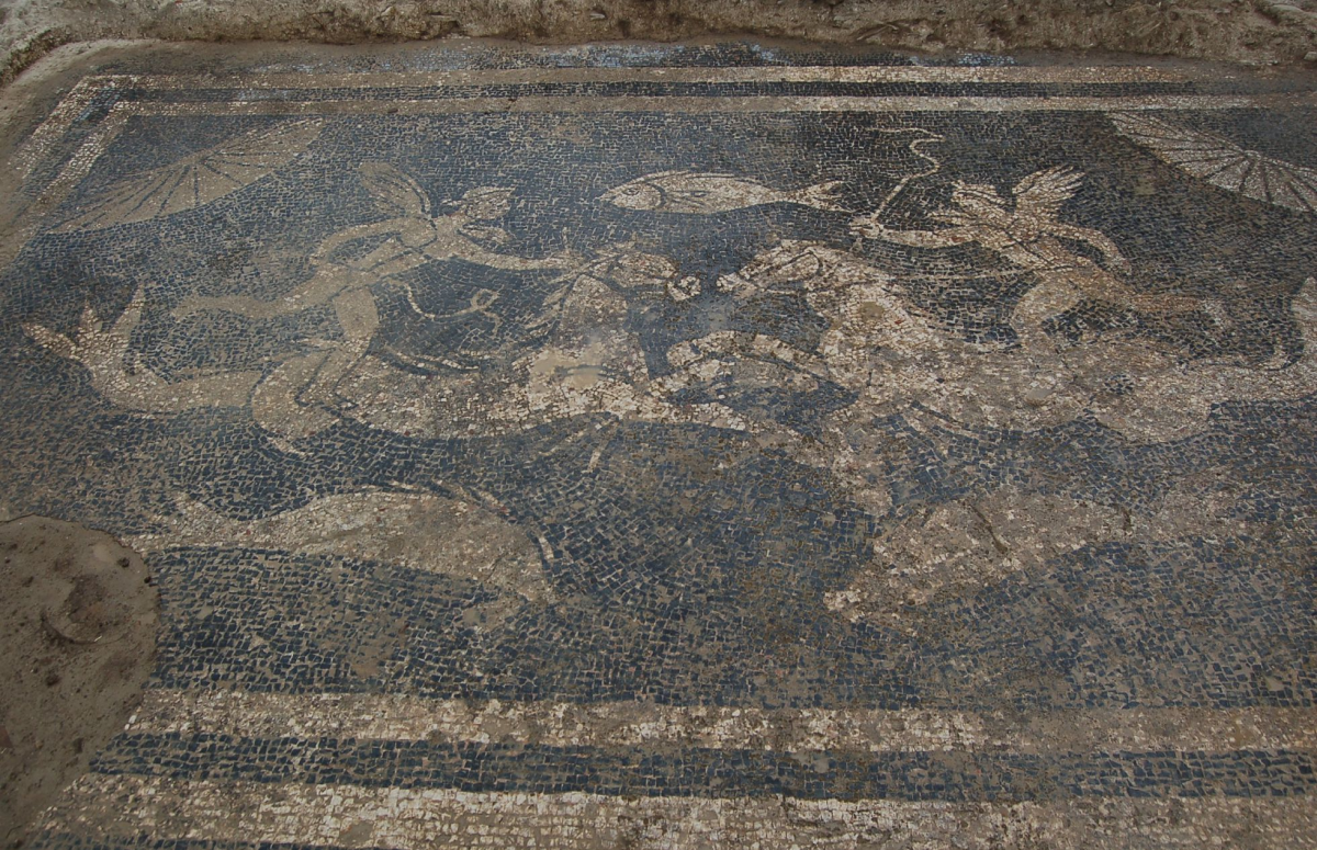 Фрагмент черно-белой мозаики, найденной на территории Эль-Форау-де-ла-Тута в 2021 году