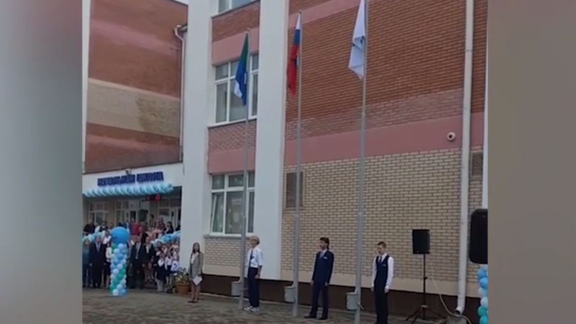Как в российских школах впервые поднимали флаг. Видео