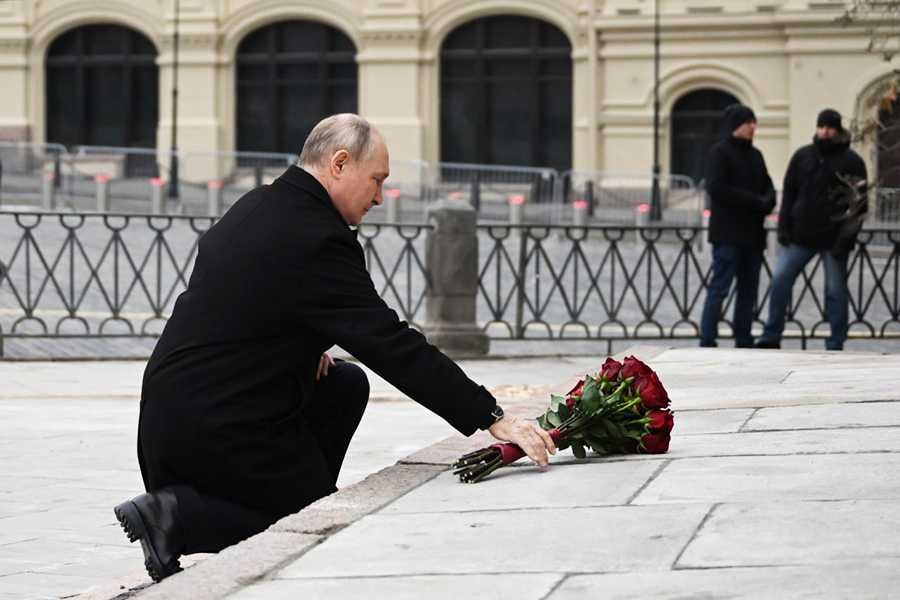 В Москве президент Владимир Путин возложил цветы к памятнику Минину и Пожарскому