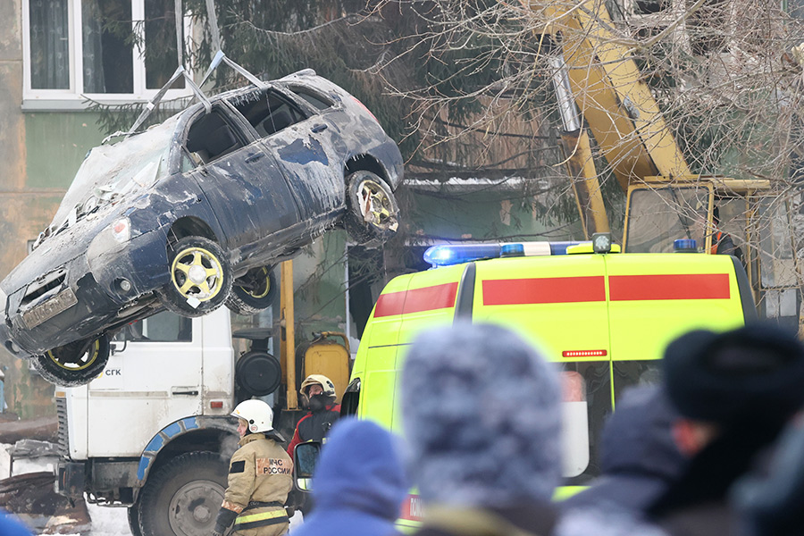 Эвакуация автомобиля, получившего повреждения при взрыве.