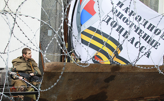 Боец народного ополчения у здания областной администрации в Луганске, архив