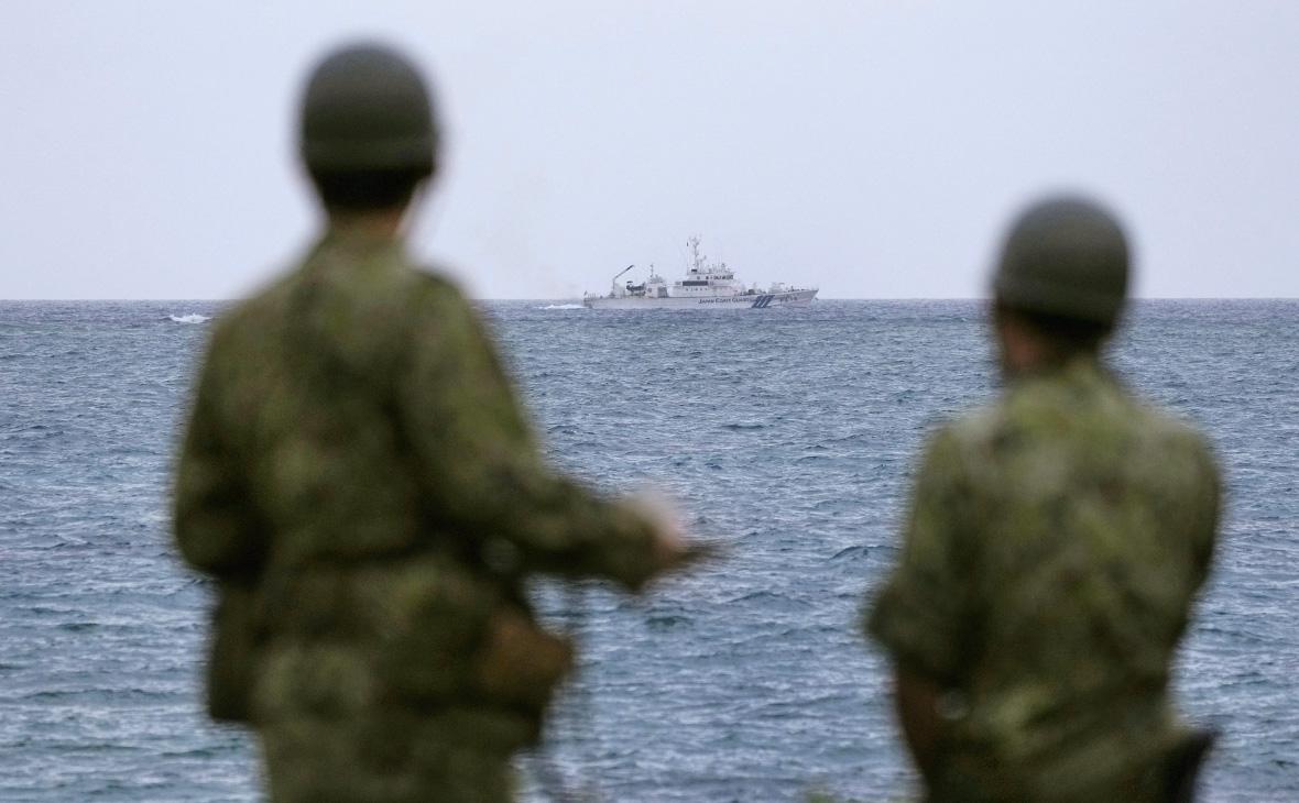 В Японии обнаружили пять тел членов экипажа разбившегося вертолета
