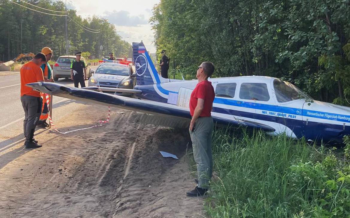Легкомоторный самолет аварийно сел на шоссе в Подмосковье