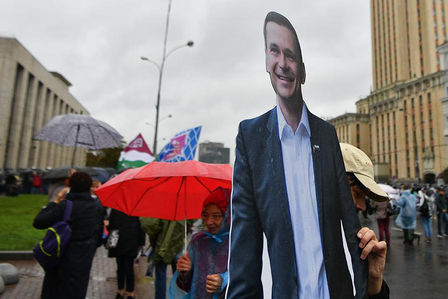 Участники митинга в поддержку незарегистрированных кандидатов в Мосгордуму на проспекте Академика Сахарова в Москве, 2019 год