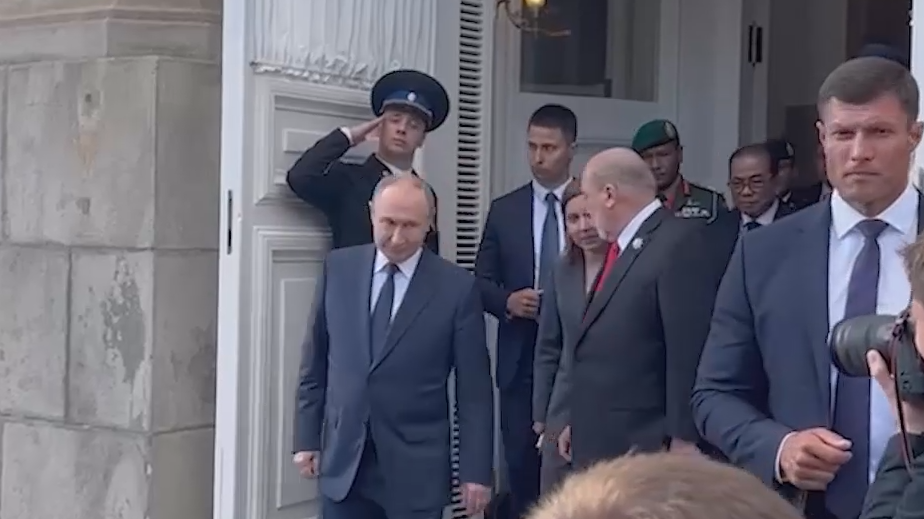 Путин проводил верховного правителя Малайзии после переговоров. Видео