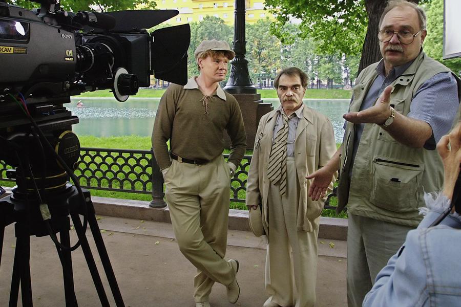 Владислав Галкин в роли Ивана Бездомного, Александр Адабашьян в роли Берлиоза и режиссер Владимир Бортко на съемках фильма «Мастер и Маргарита» на Патриарших прудах, 2004 год