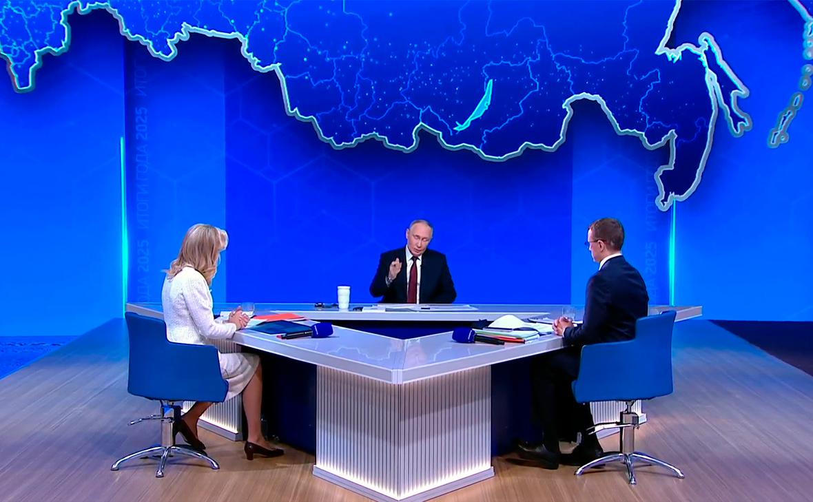 Фото: Трансляция прямой линии президента России Владимира Путина