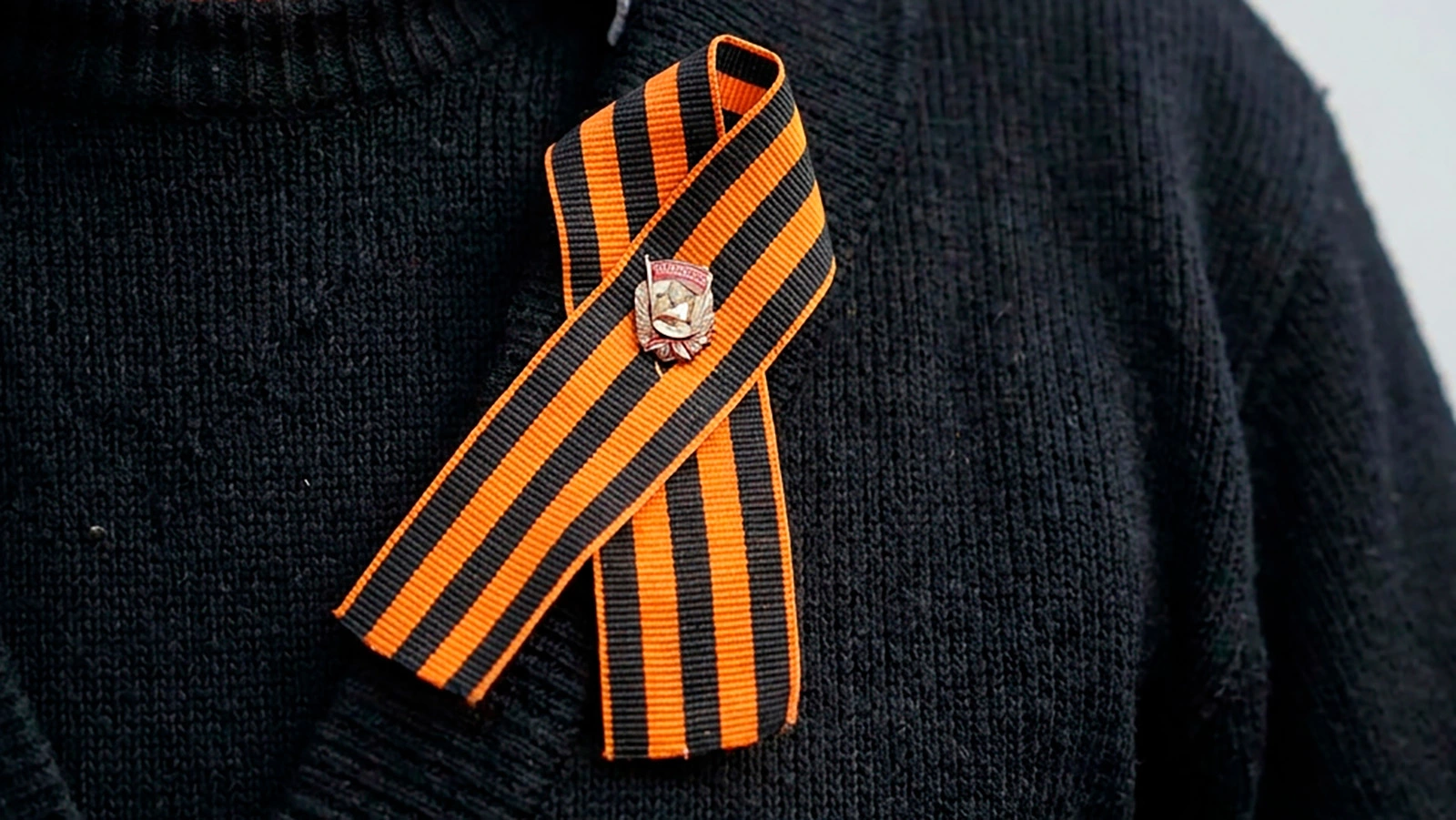 Крепление георгиевской ленты должно быть аккуратным, чтобы лента держала форму и не пачкалась