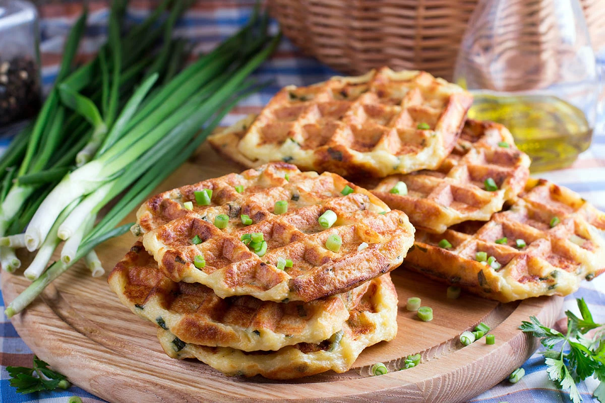 Свежая зелень делает вкус картофельных вафель ярче