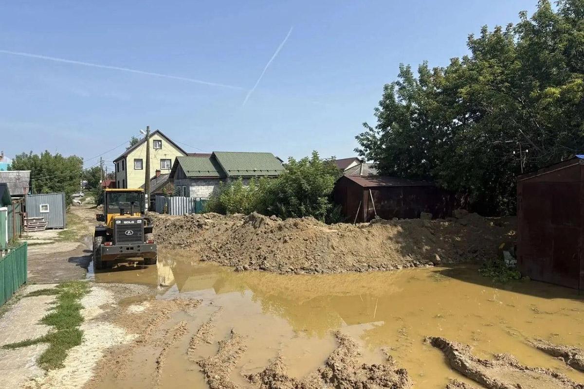 Работа городских служб по откачке воды и сооружению насыпи в Тюмени, 28 июля 2026 года