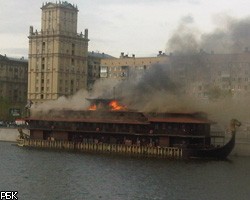 В Москве на Бережковской набережной горит ресторан-корабль "Викинг"