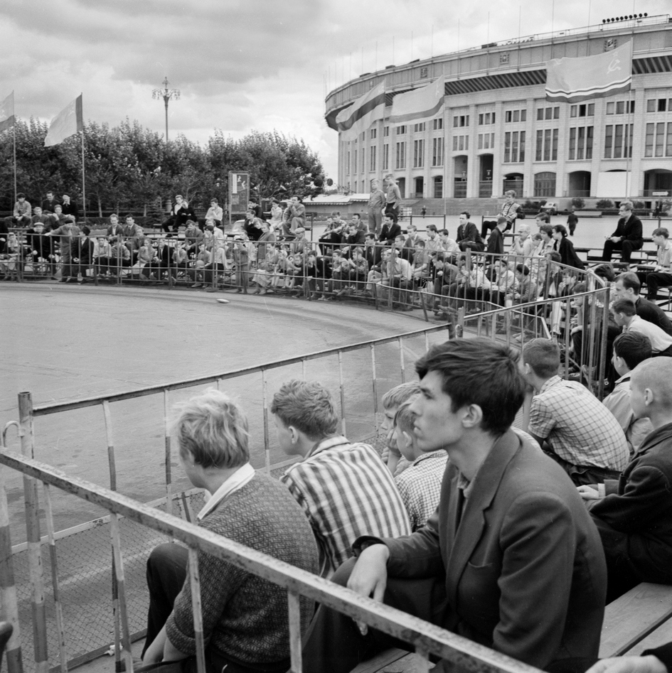 Главный стадион страны: история «Лужников» в 15 фотографиях :: Город :: РБК  Недвижимость