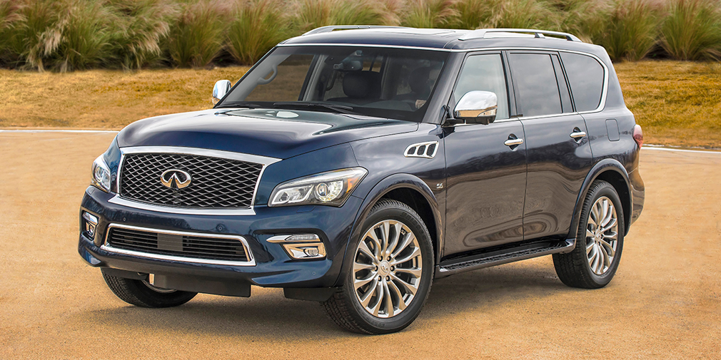 Infiniti QX80

Infiniti QX80 обладает одним из самых больших дорожных просветов на российском рынке. По данным производителя, самый крупный кроссовер марки имеет клиренс в 257 миллиметров. Впрочем, на фоне габаритов машины просвет не кажется огромным. Кроссовер длиной почти 5,3 м весит чуть меньше трех тонн и вмещает до семи пассажиров помимо водителя. V-образная &laquo;восьмерка&raquo; объемом 5,6 л развивает 405 лошадиных сил. Коробка &ndash; семиступенчатая, привод &ndash; на все колеса.
