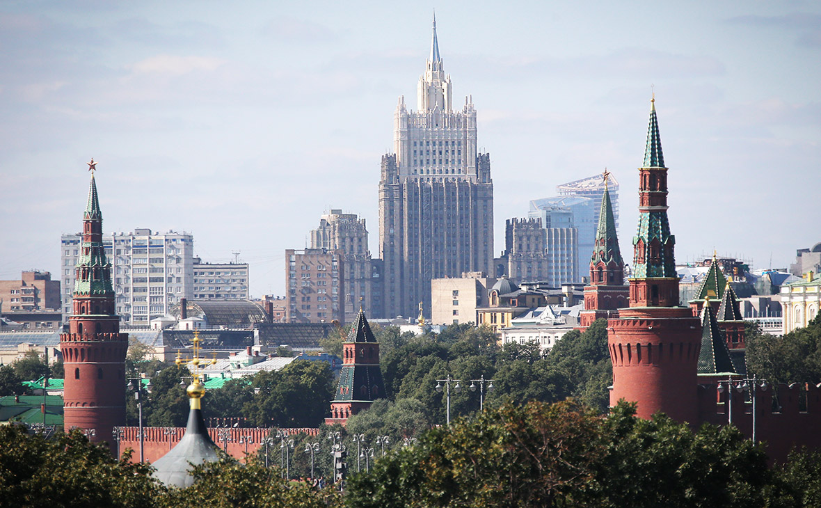 Вид на Кремль и здание МИД России
