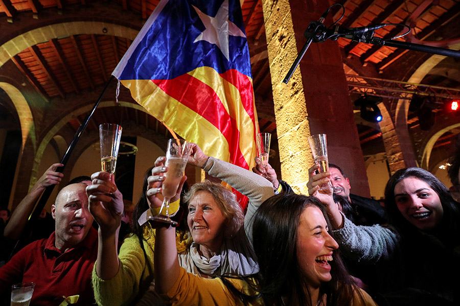 Избиратели празднуют результаты голосования около здания организации &laquo;Каталонская национальная ассамблея&raquo;, выступающей за отделение