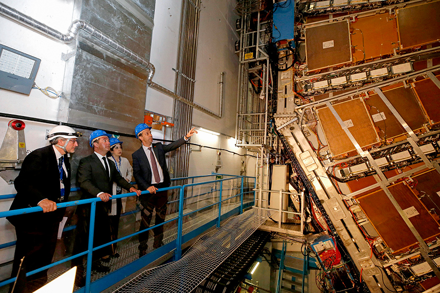 Дмитрий Медведев (второй слева), генеральный директор Европейского центра ядерных исследований Фабиола Джанотти (вторая справа) и первый заместитель министра науки и высшего образования РФ Григорий Трубников (справа)