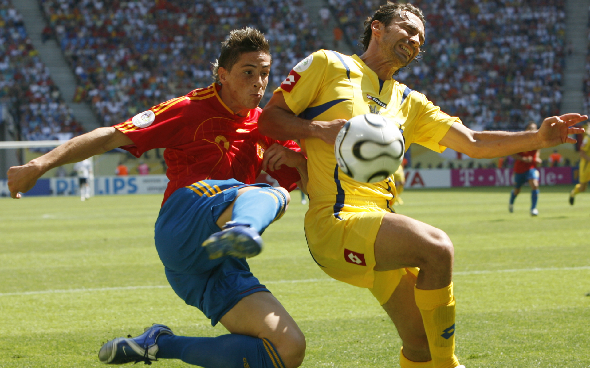 Владислав Ващук (справа) во время матча Чемпионата мира 2006 между сборными Испании и Украины