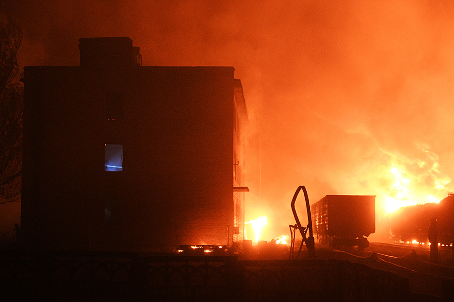 По данным Донецкого агентства новостей, сначала прозвучало несколько взрывов, а после около железнодорожной станции Постниково начался сильный пожар. Огонь поднимался на несколько десятков метров. Пожару была присвоена третья степень сложности