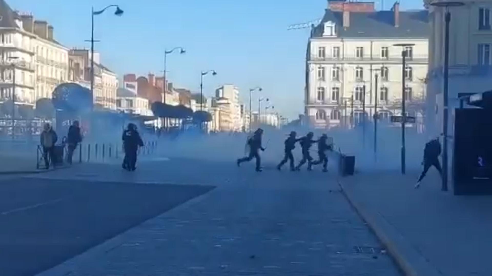 В Париже произошли столкновения полиции с протестующими