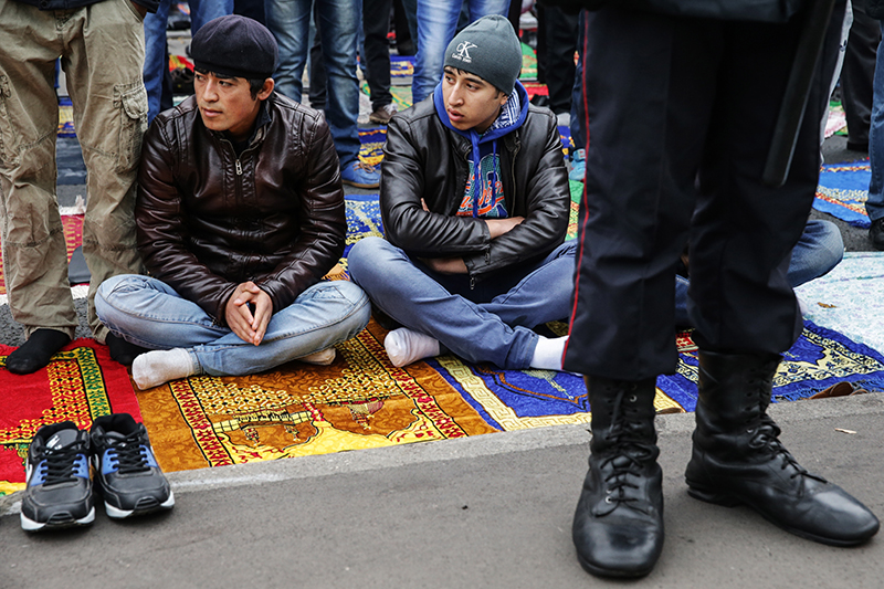 Москва. Мусульмане молятся в день праздника жертвоприношения Курбан-байрам у Соборной мечети.