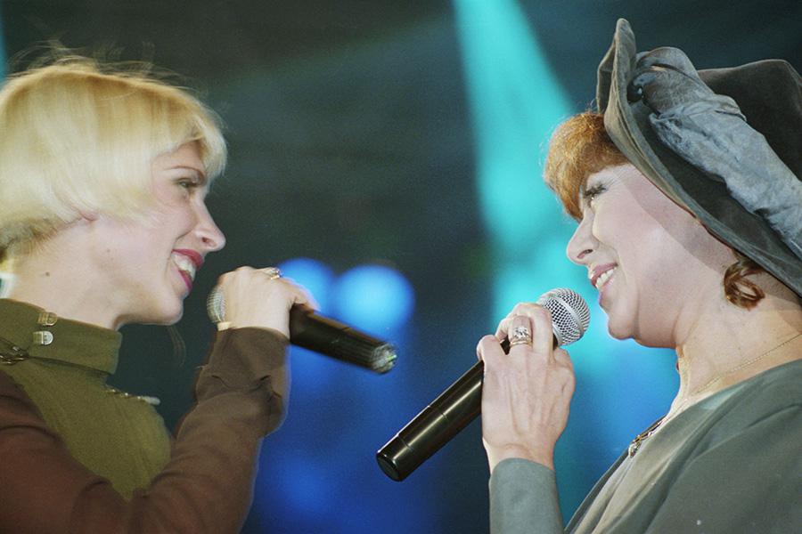 Алена Свиридова и Эдита Пьеха во время выступления, 1994 год