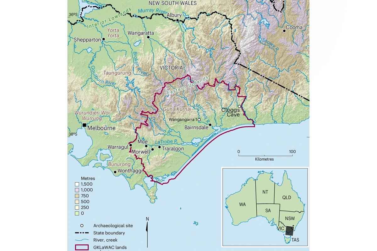 Ритуальные атрибуты были раскопаны в пещере Клоггс на юго-востоке Австралии, она отмечена на карте