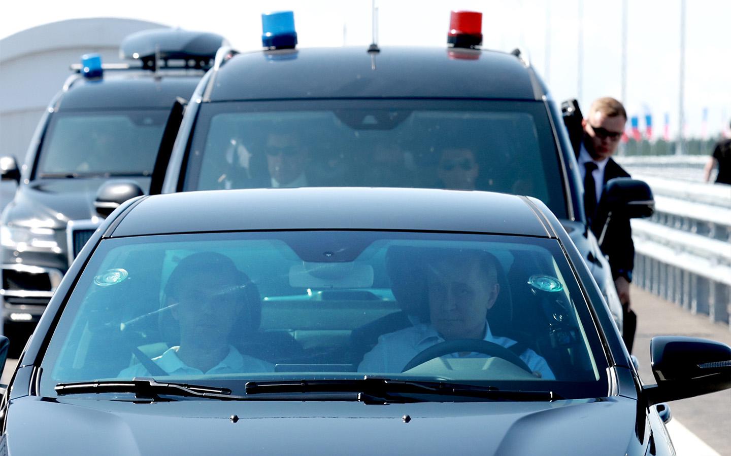 Путину — 73 года. На каких автомобилях ездил за рулем президент России