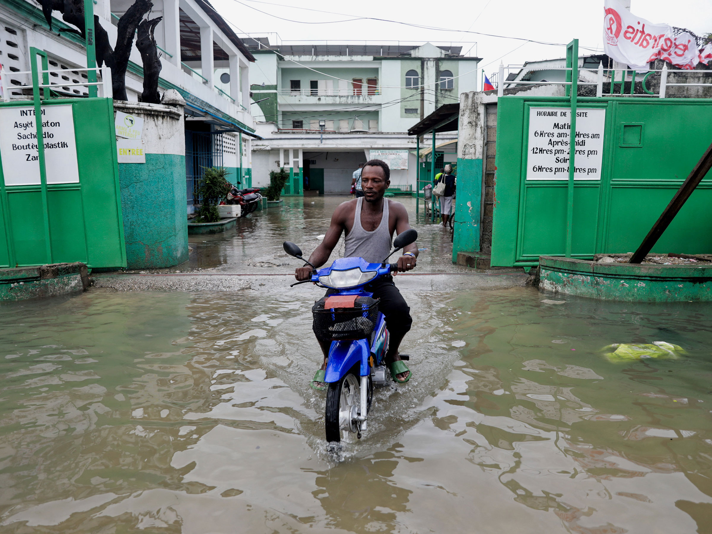 Ле-Ке, Гаити, 29 октября 2025 года.

Согласно последним данным Национального центра США по наблюдению за ураганами, &laquo;Мелисса&raquo; движется в сторону Багамских островов. За последние часы ураган ослабел до первой категории по шкале Саффира&nbsp;&mdash; Симпсона. Скорость ветра в его эпицентре составляет 28 м/с.