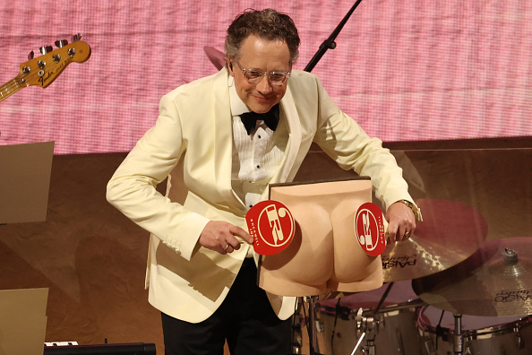 Один из музыкальных моментов церемонии. Ведущий Конан О&rsquo;Брайен обратил внимание зрителей на необычный «инструмент»: немецкий композитор Крис Вальден отбивал ритм ракетками для пинг-понга по пластиковым ягодицам &mdash; отсылка к «Марти Великолепному» режиссёра Джошуа Сэфди. В спортивной драме о настольном теннисе с Тимоти Шаламе в главной роли есть такая сцена: героя Шаламе бьют ракеткой по ягодицам &mdash; актёр настоял, что снимется без дублера.