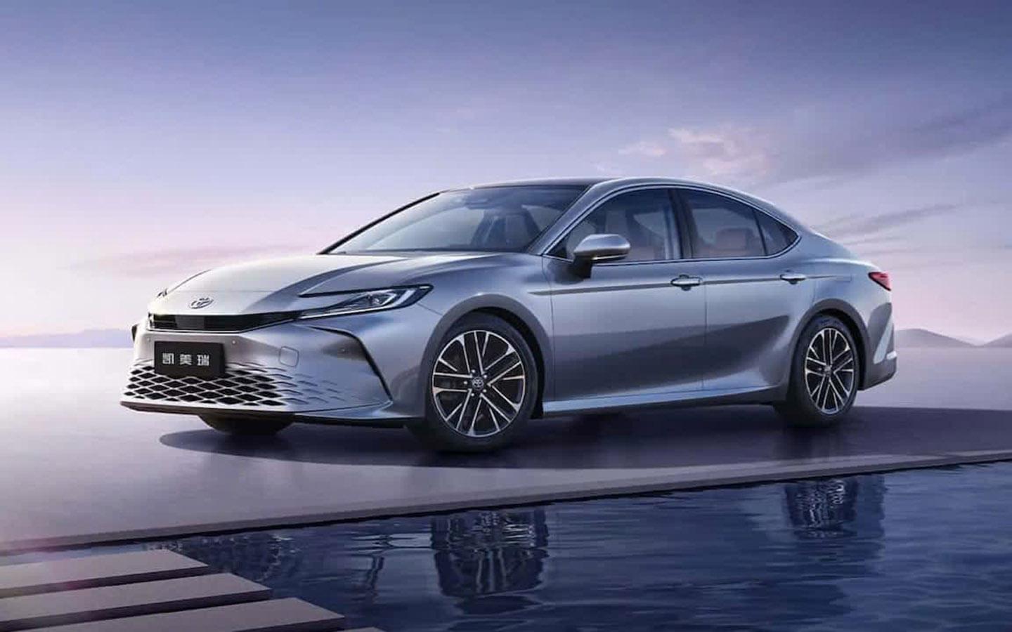 Toyota раскрыла цены на обновленную Camry. Седан стоит как «Москвич 3»