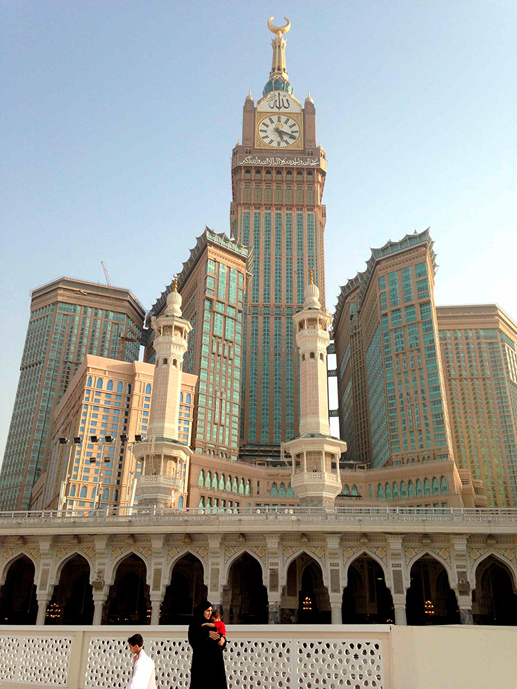 № 3. Абрадж аль-Бейт (Makkah Royal Clock Tower)


	Высота: 601 м, 120 этажей
	Место: Мекка, Саудовская Аравия
	Назначение: многофункциональный комплекс
	Архитектура: Dar al-Handasah Shair &amp; Partners + SL Rasch
	Дата строительства: 2012 год

