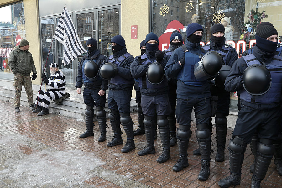 По словам спикера Нацполиции Киева Оксаны Блищик, рядом с судом находятся около 250 полицейских на случай непредвиденных ситуаций.
&nbsp;
