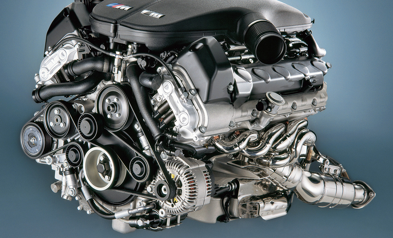Вдохновленные опытом участия в Формуле 1, инженеры BMW решили: &laquo;А почему бы не установить десятицилиндровый двигатель на дорожный автомобиль?&raquo; Мотор S85 дебютировал на модели М5 (Е60) в 2005 году и до сих пор является единственным V10, серийно выпускавшимся компанией BMW. А сам автомобиль стал первым в мире серийным седаном с двигателем подобной конфигурации. Алюминиевый силовой агрегат объемом 5,0 л оснащался фирменной системой регулировки фаз газораспределения Double-VANOS и раскручивался до 8500 об/мин. На пике атмосферный V10 выдавал 507 л. с., а крутящий момент составлял 520 ньютон-метров.