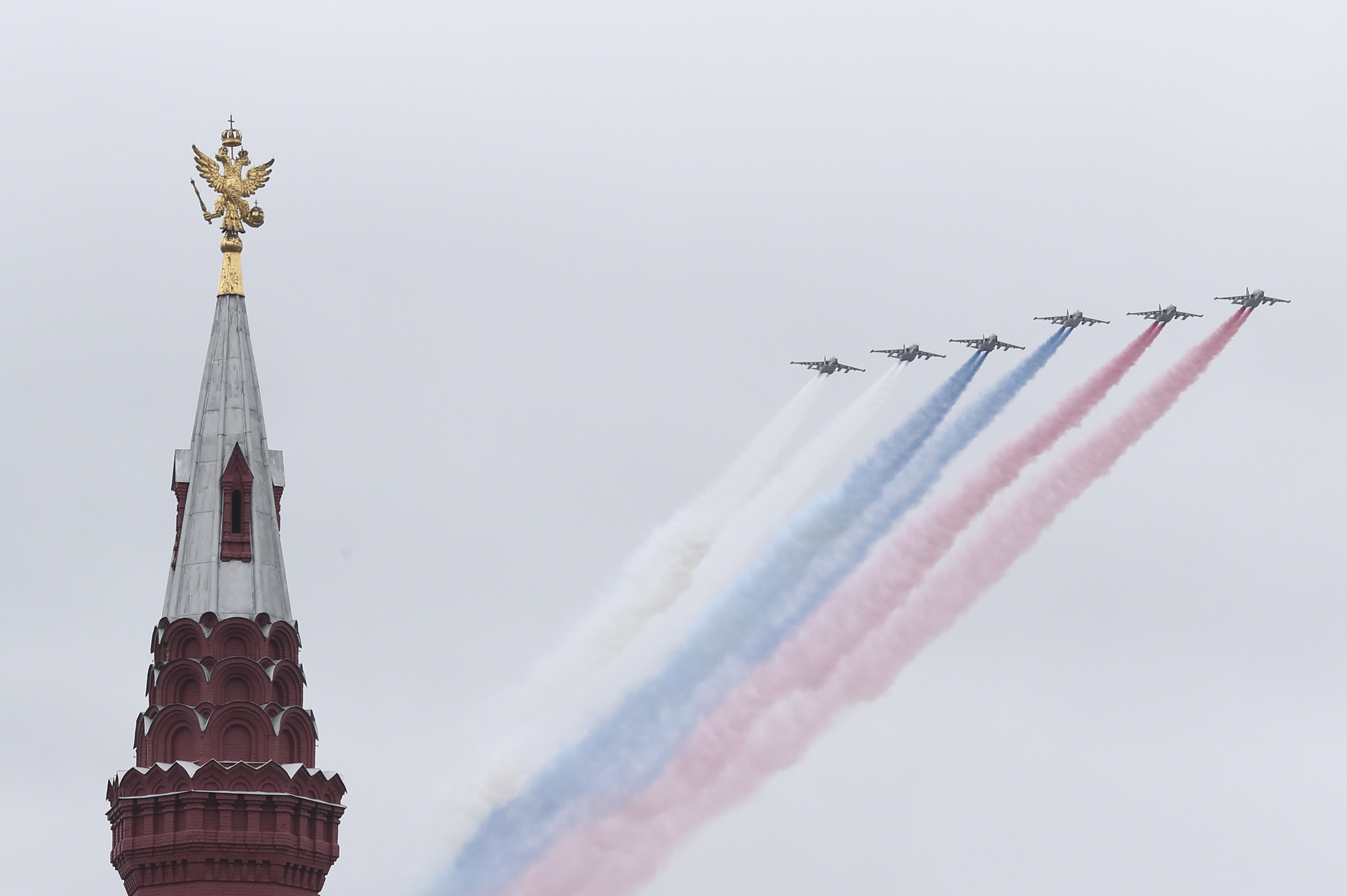 Замыкали воздушный парад шесть штурмовиков Су-25, которые раскрасили небо в цвета российского флага