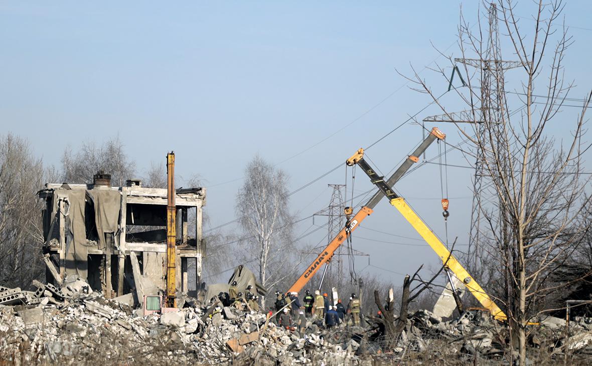 Разбор разрушенного здания ПТУ в Макеевке