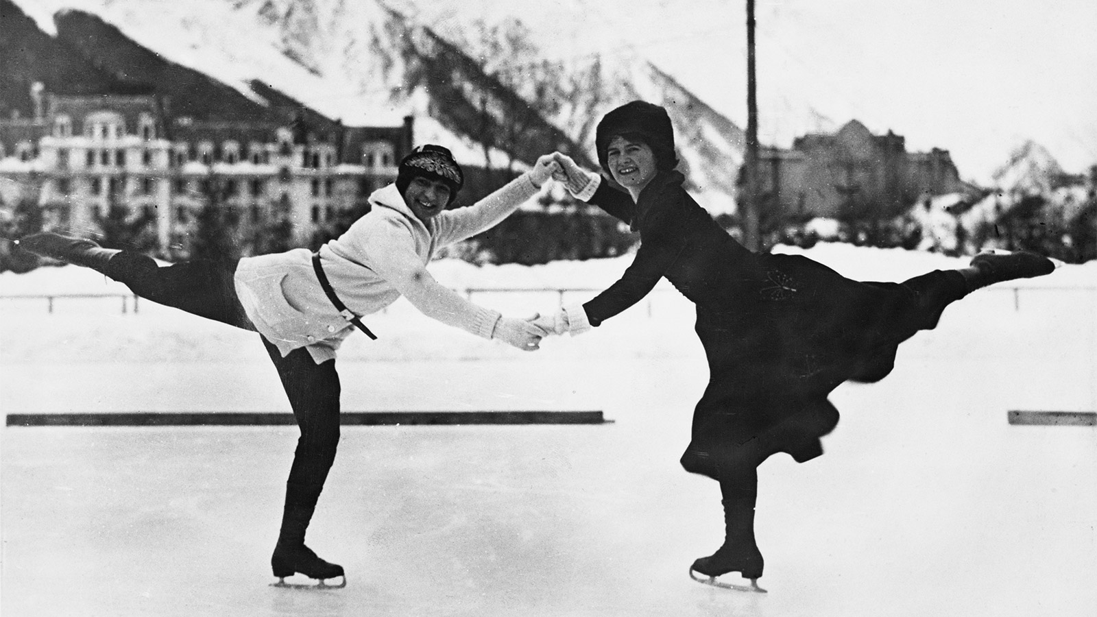 <p>Французские фигуристки позируют для фотографов во время первых Зимних Олимпийских игр в Шамони, начавшихся 25 января 1924 года</p>