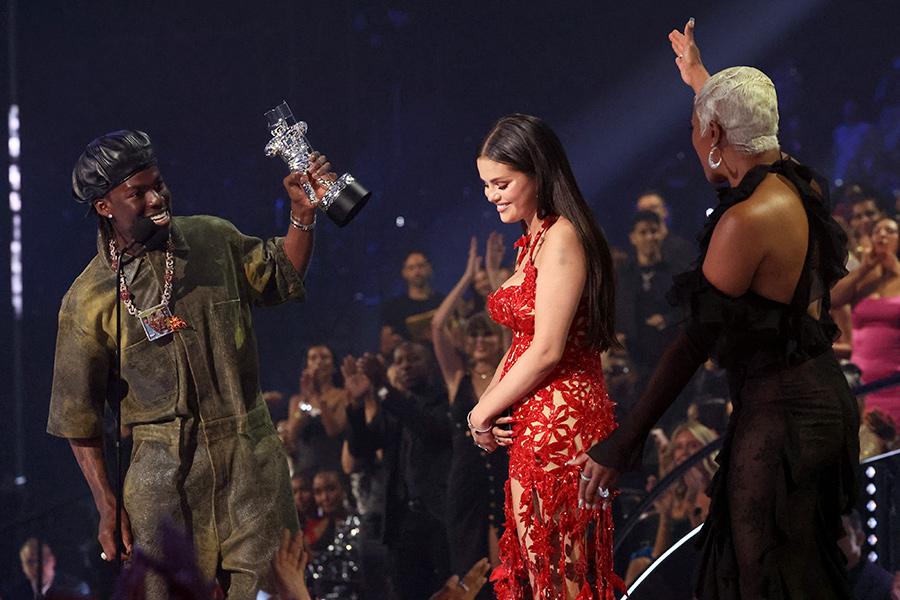 Селена Гомес вместе с певцом Rema получают награду MTV Video Music Awards, 2023 год