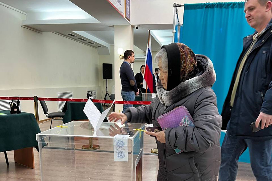 Голосование на выборах президента&nbsp;в Русском доме в Астане, Казахстан