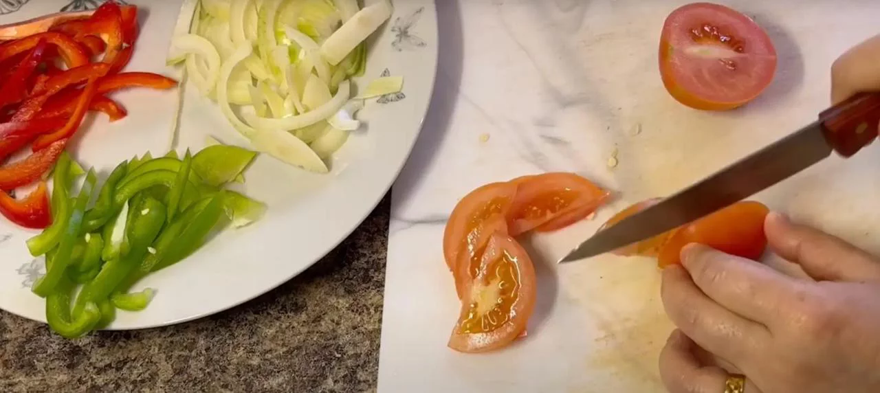 Нарежьте овощи