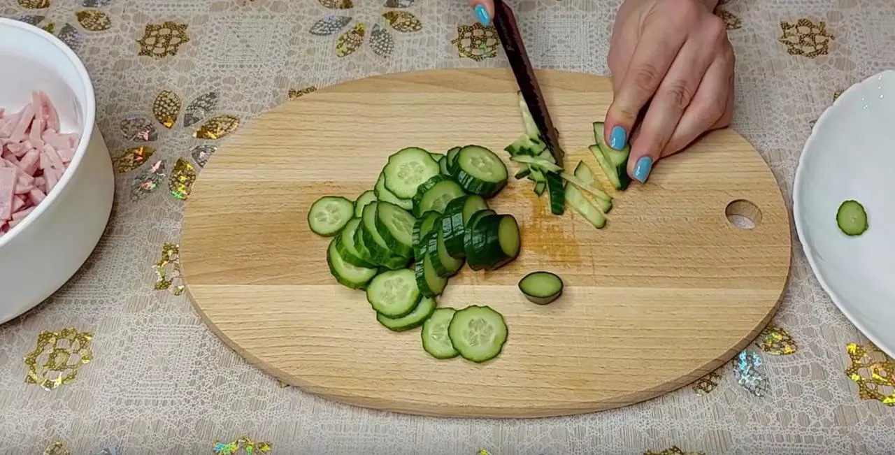 Нарежьте свежий огурец